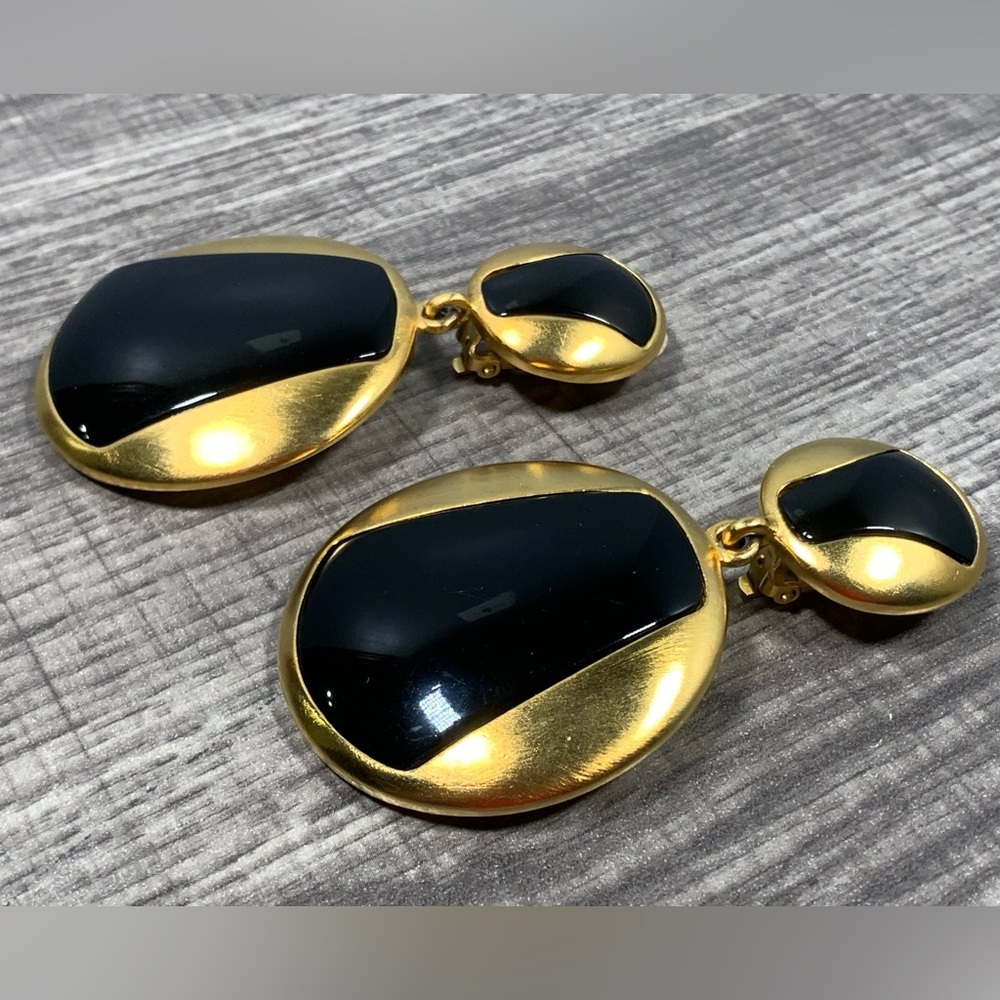 Vintage 80’s Essex Chunky Runway Gold Black Drop Clip on Earrings Signed - Picture 4 of 10